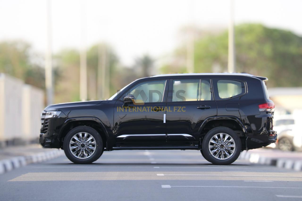 2027 model Toyota Land Cruiser 300 GXR 3,5L 4x4 Twin Turbo